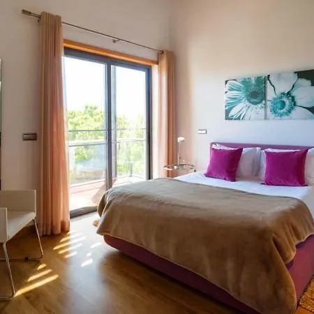 Sleeps 4 With Air Con And Wifi *